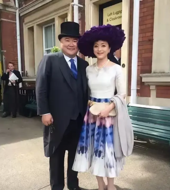 照片中的杨澜57岁仍像小公主，而丈夫吴征头戴黑色礼帽，身穿蓝色燕尾服就是一王子，