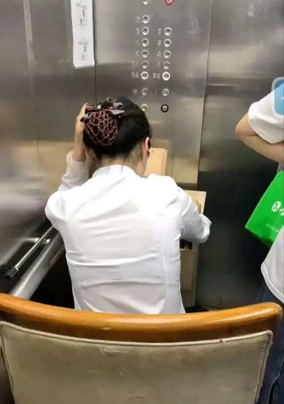 我们公司所在的写字楼真是奇葩，物业为了防止外卖上楼，专门安排一个人坐在电梯里负责