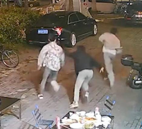 太可恶了！3名男子在街边吃烧烤竟然逃单！
5月25日杭州一家烧烤店遇上了一件堵心