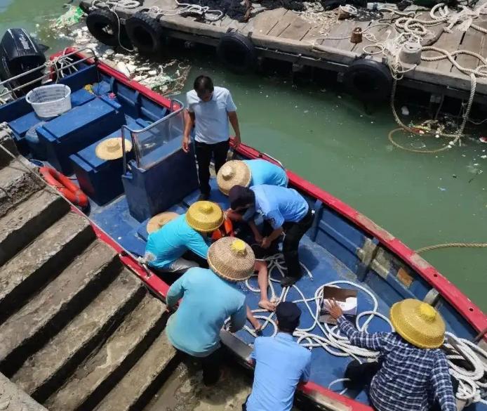 “命真大啊！”6月13日，男子和父亲到海南游玩，受台风影响被海浪卷入大海，两人在
