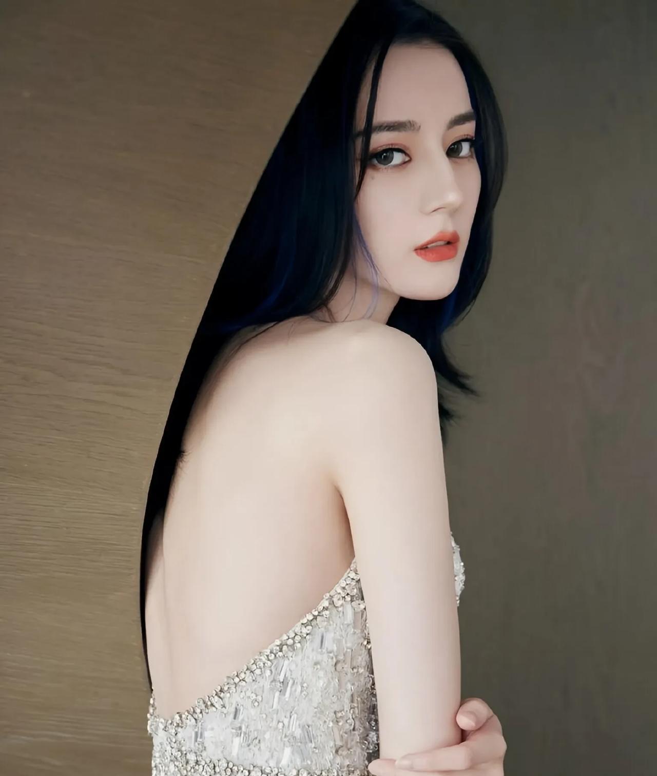 迪丽热巴轻松拿捏优雅时尚，美出新境界
迪丽热巴一袭闪钻抹胸裙，开衩设计露出修长美