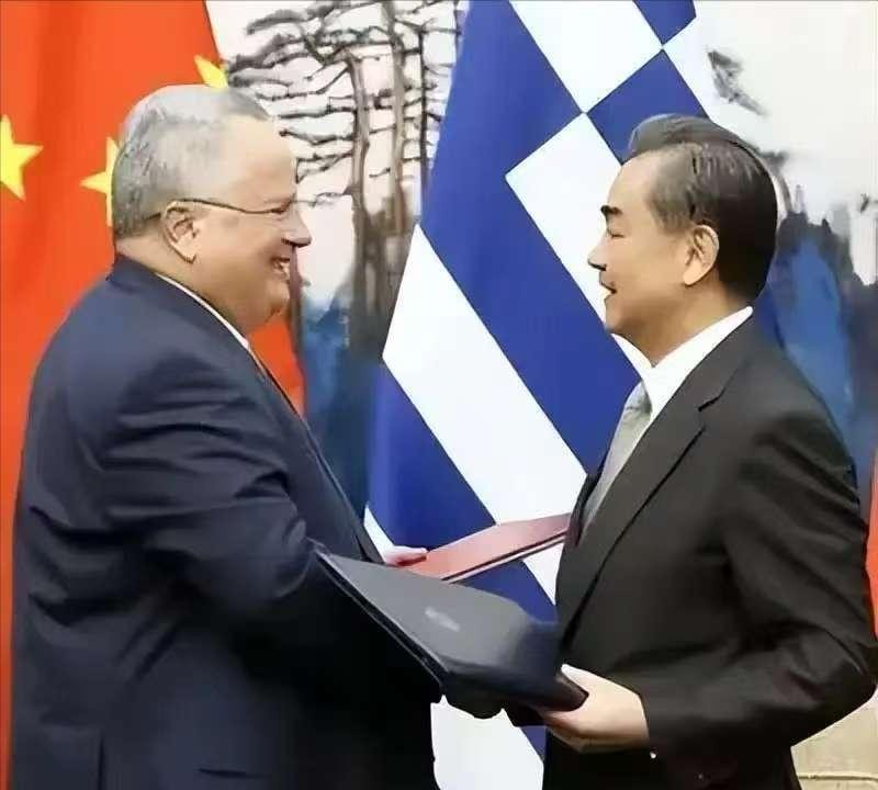 中国援助希腊经济获回报





2009年，希腊经济危机爆发，各国纷纷撤资，唯