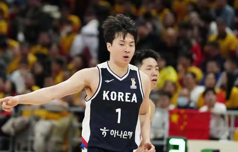 全场比赛韩国队就一个战术，挡拆给李贤重机会投三分，四十分钟的时间，中国队的教练组