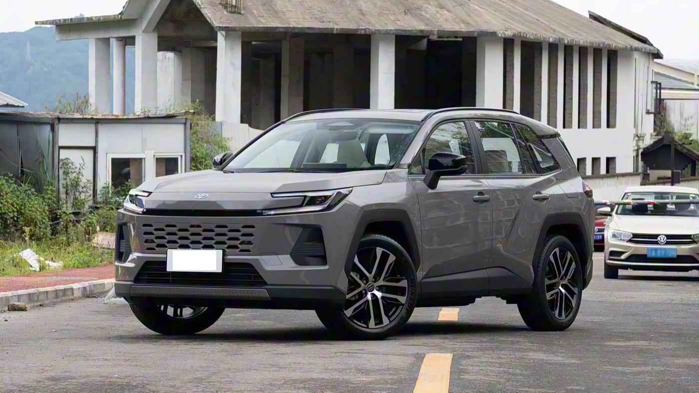 丰田首款搭载域控架构的燃油SUV，三种动力可选，综合续航1500Km