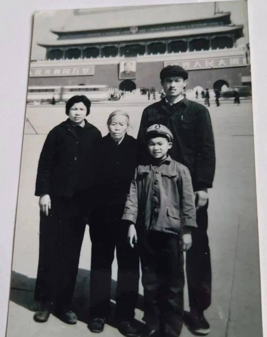 故事：1970年，上海知青林小兰难产，邻居老太救了她的命。10年后，林小兰一家要