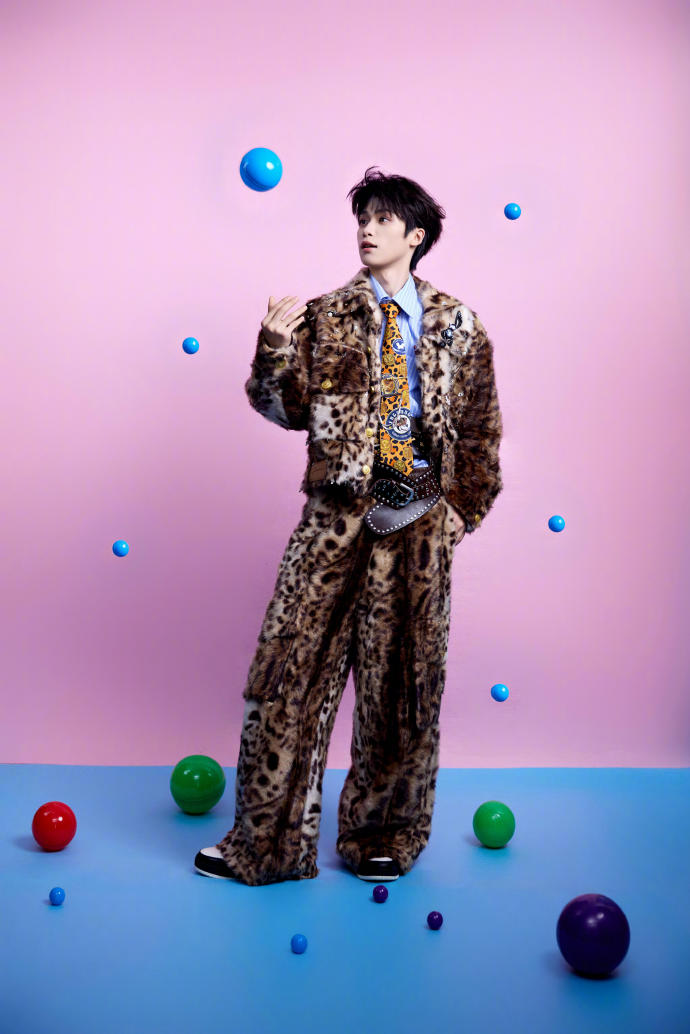 梓渝 x FACEONLAB

梓渝杭州氧气音乐节舞台豹纹造型，身着FACEON