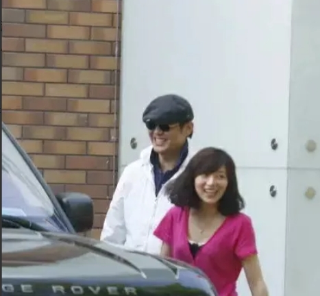程前10岁的时候，邻居家小孩指着他的鼻子骂道：“你是野孩子，你三叔才是你的亲爹。