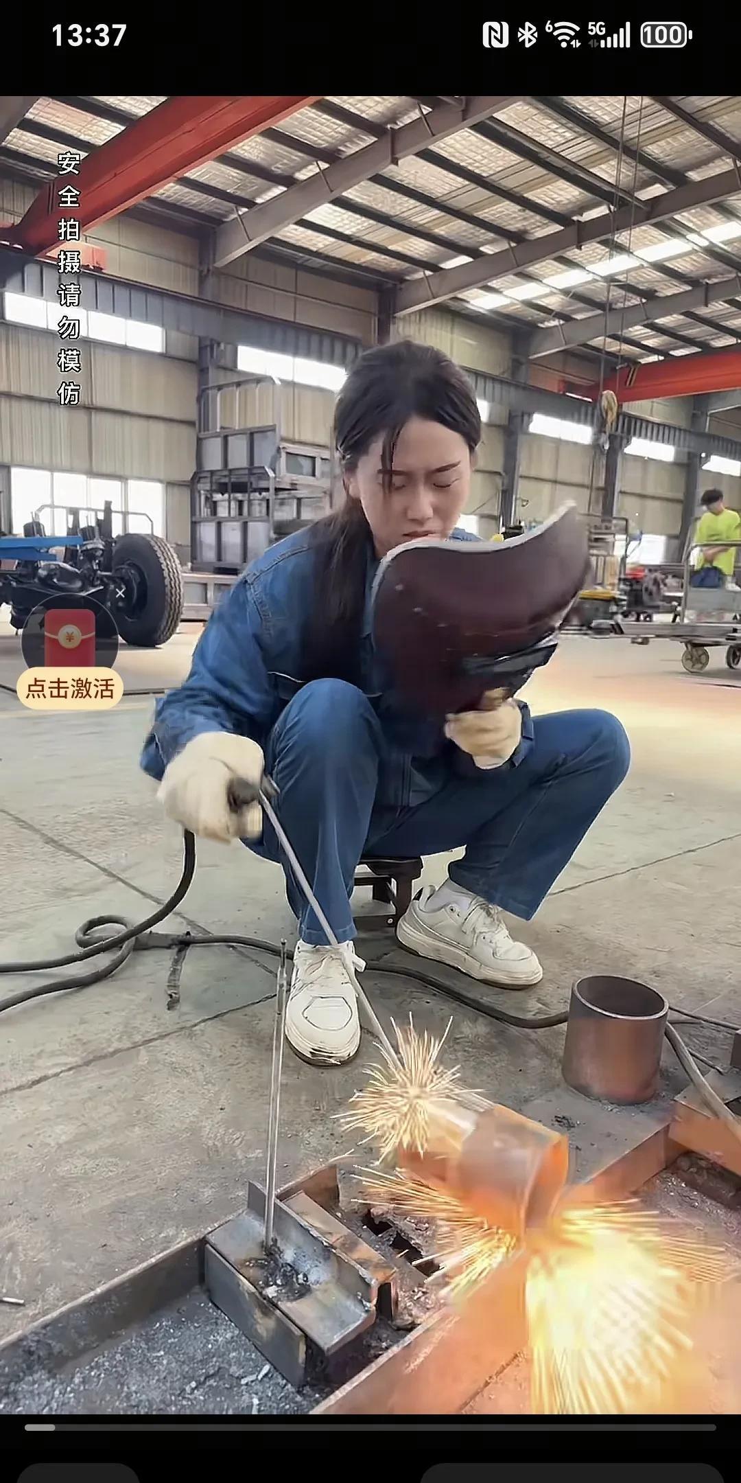 轴承套车大小，趁师傅不知道补救一下，可焊条不听我使唤，太气人了～
女生会电焊挺酷