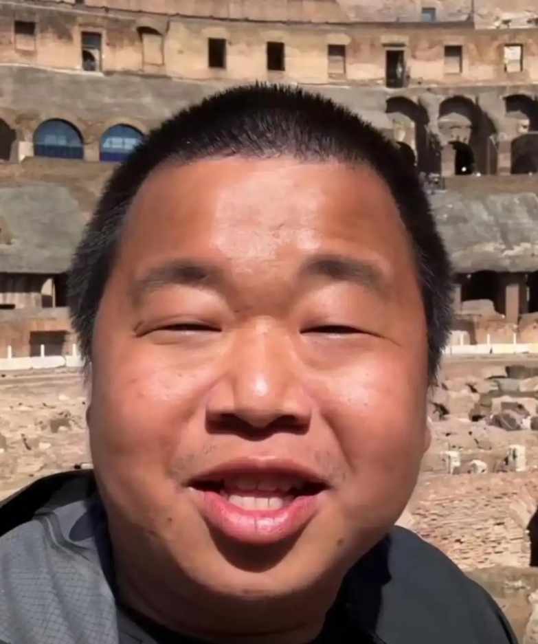 蓝战非被封杀，很多铁粉哭丧着喊冤。
其实，一点不冤。
喊冤的人，不妨设身处地冷静