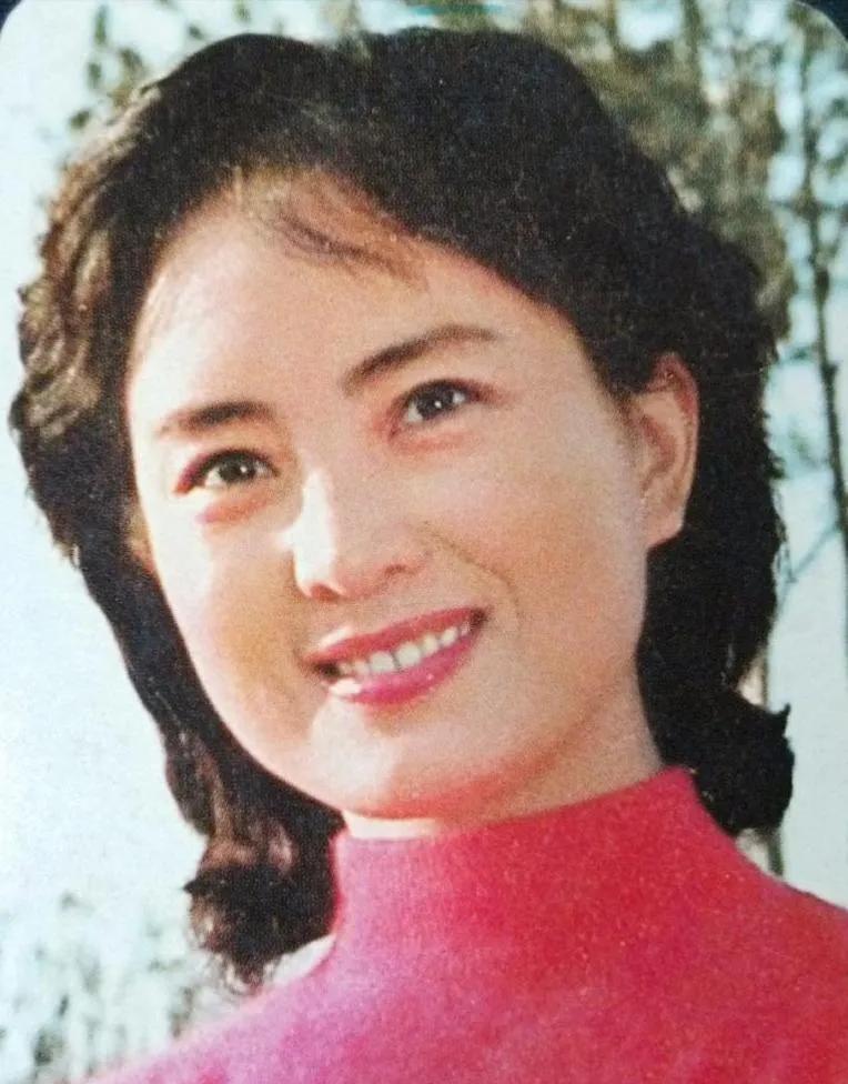 让父辈迷恋不已的昔日明星。
张瑜，靠着《庐山恋》中石破天惊的一吻，成了无数影迷心