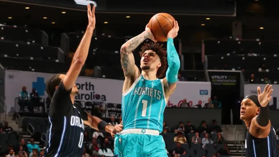 传球击头，投篮打沿，抽象表现让解说破防！鲍尔为何令人失望？