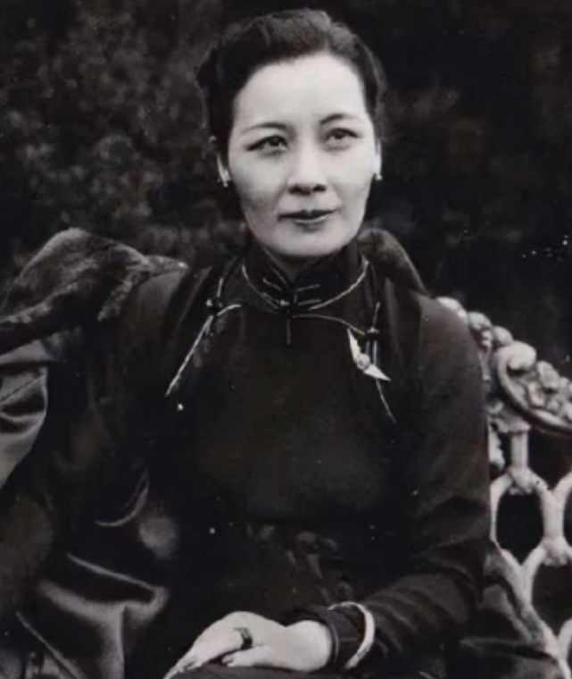 1951年宋美龄接受美媒采访，她抱怨道：美国拥有原子弹，为何不炸中国大陆？美国太