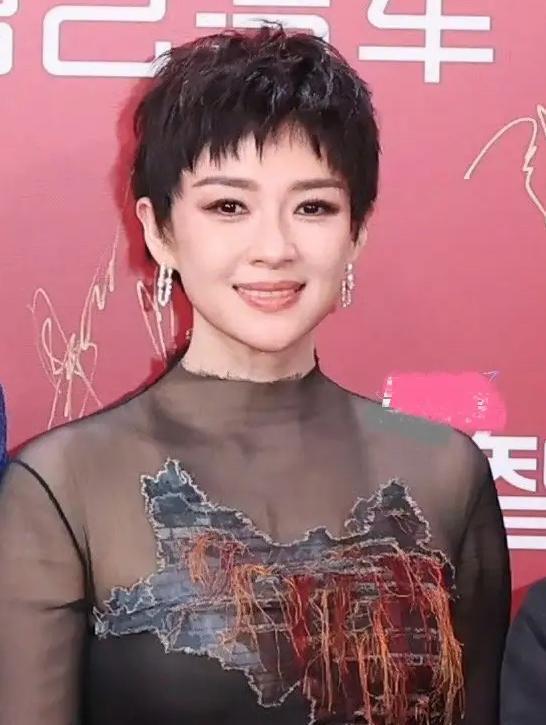 章子怡46岁携《酱园弄》剧组亮相上海电影节，直接把红毯走成个人时尚秀场！她穿的黑
