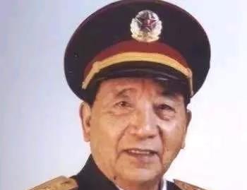 1932 年，徐向前骑马路过死人堆时，发现其中一具尸体是自己手下的一名连长，并且