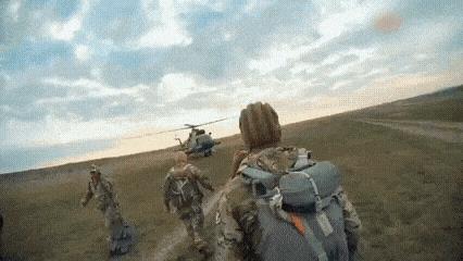 没有大型运输机，乌克兰伞兵就用直升机进行伞降训练。
说实话，早在二战中后期，各国