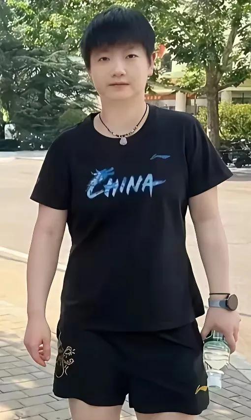 看着莎莎这高低肩就让人心疼！
记得曾经莎莎接受采访时，一句：“莎莎你的袓国会非常