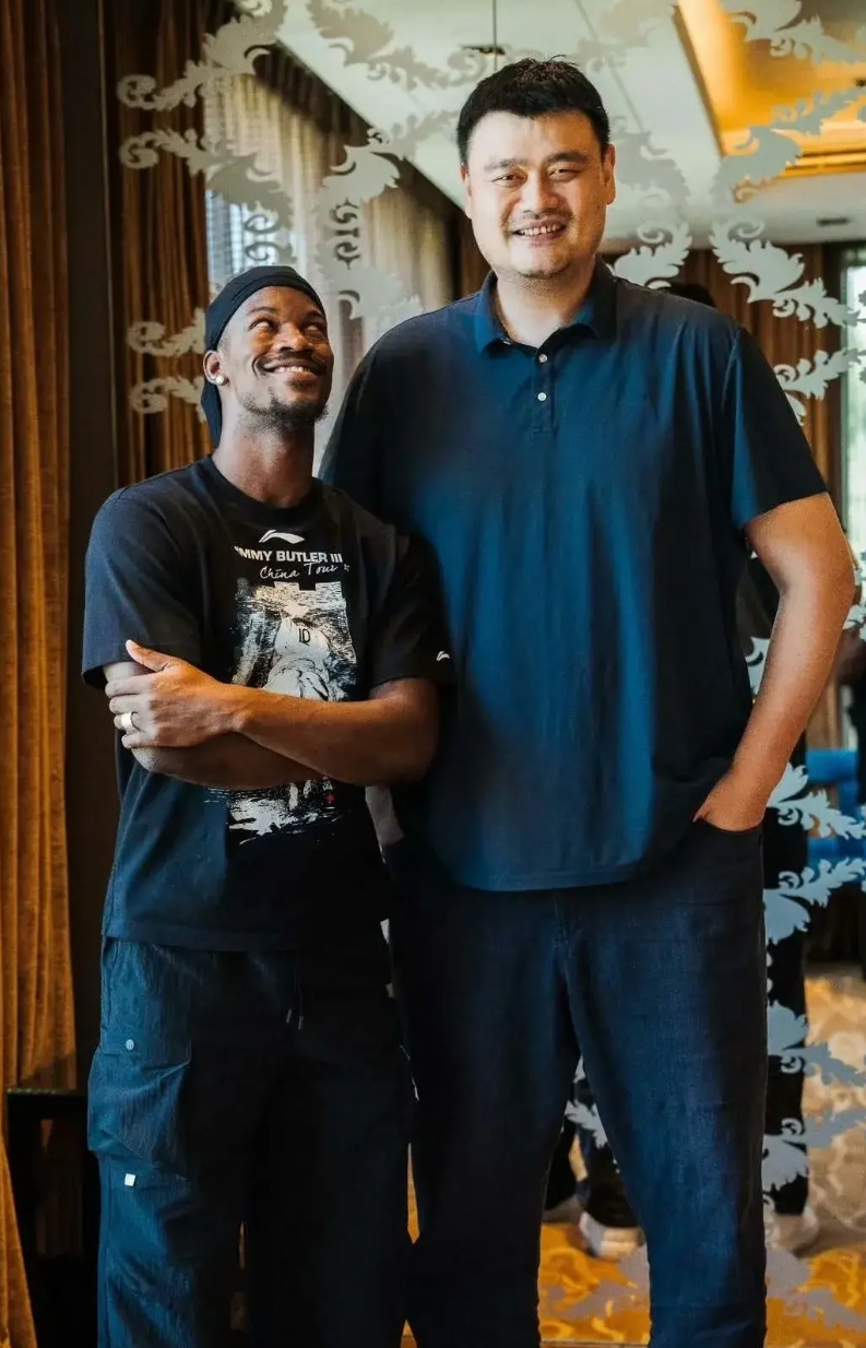 姚明请巴特勒吃饭，巴特勒直言，姚明是他非常喜欢和尊重的球员，他跟姚明聊的很开心！