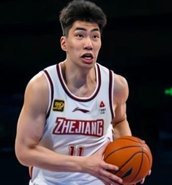 中国男篮球员余嘉豪在西乙季前赛最后一战砍下16分8篮板。西乙季前赛，Cantab