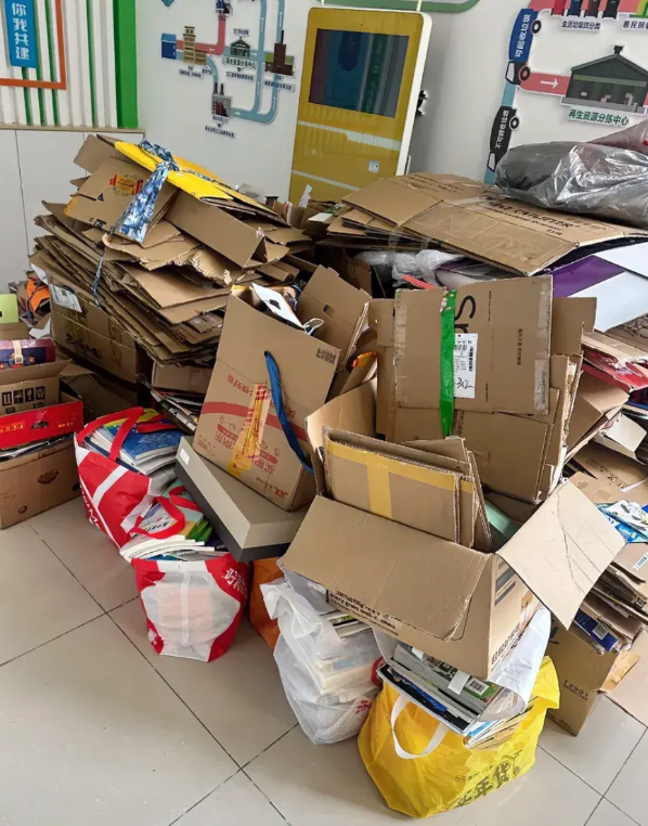 这一堆纸皮，收废品的阿姨称都不称想一口价给我13元，被我拒绝了，我一听才13元就