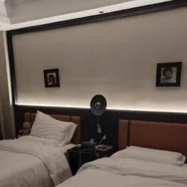 当我推开房门的那一刻，我眼前出现了一个惊险的情景：两张床中间竟然坐着一个人！就在