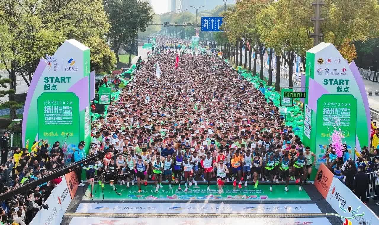 跑进三月春风里
 
在烟花三月的扬州
我站在扬马赛道的入口
脚步叩响大地