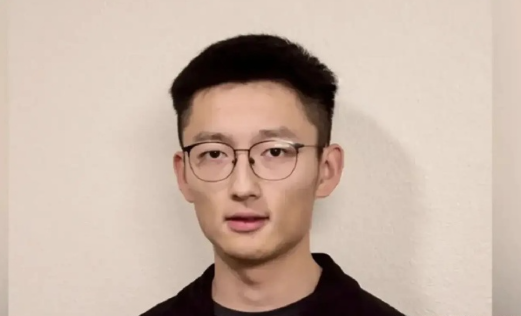 美国监狱的伙食不错？
杀妻的陈立人入狱前后的体型变化：
图一，入狱前。
图二、三