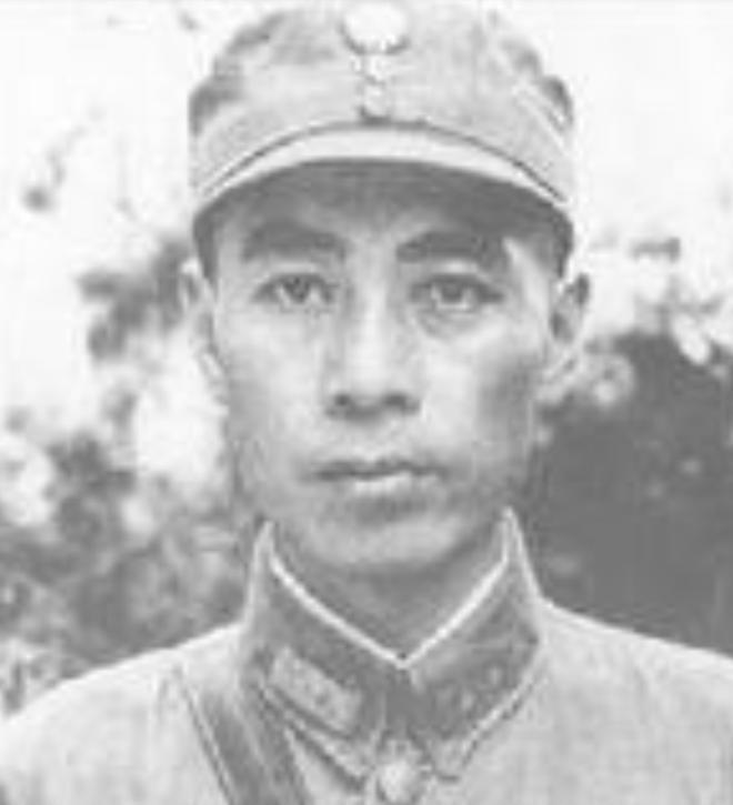 1927年4月12日，周恩来不幸被捕，幸运的是负责审判的正好是他的学生，学生想借