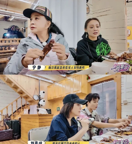 现在全网最尴尬的就是李小冉了吧
同样是和刘晓庆一起吃饭
李小冉当初骂了庆奶10分