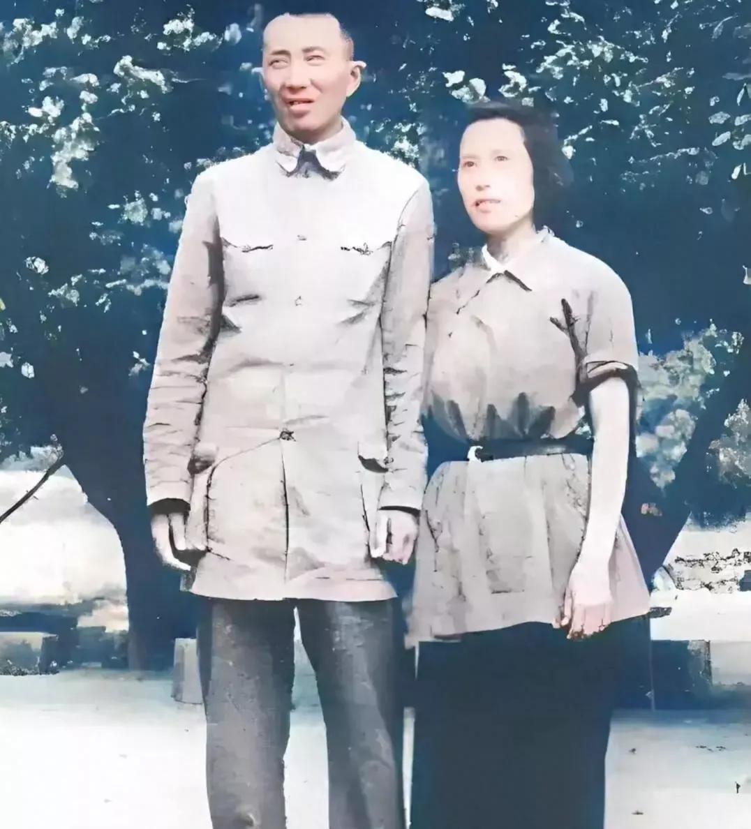 罗瑞卿大将与夫人郝治平合影留念，永恒的回忆！他们是亲密的战友，忠诚的伴侣，革命的