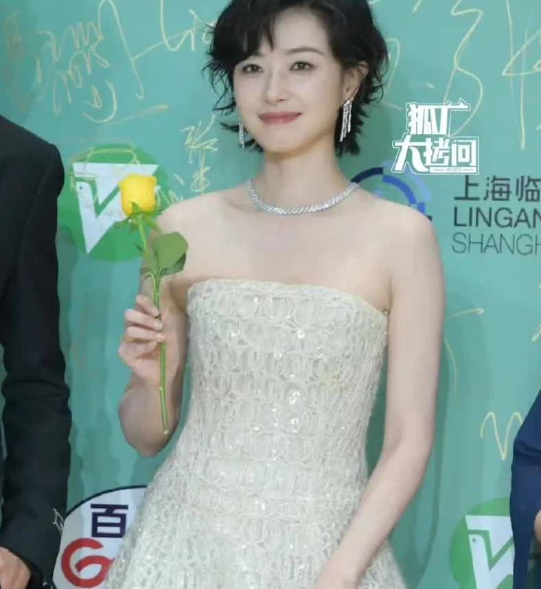 万茜拿不到最佳女配板上钉钉的事
不是她演技不好
也不是她粉丝少
而是她资历