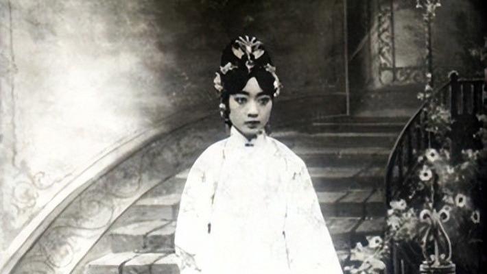 落寞紫禁城：末代皇后婉容，被囚禁的爱情与无奈的抉择