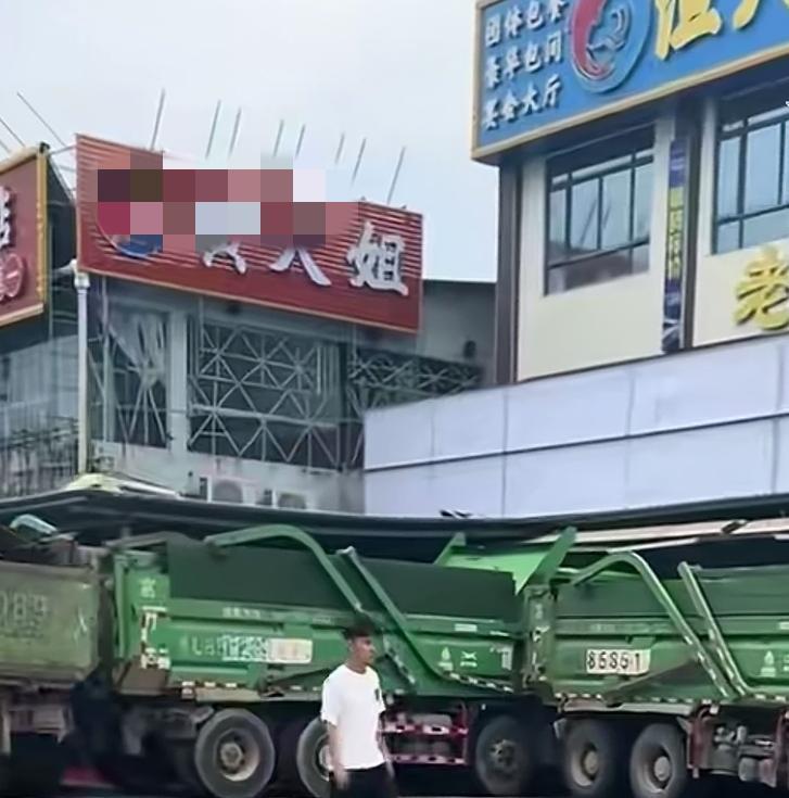为了抵御台风“桦加沙”，广东一些临街商铺不得不花重金请一些大货车来坐镇！
有的一