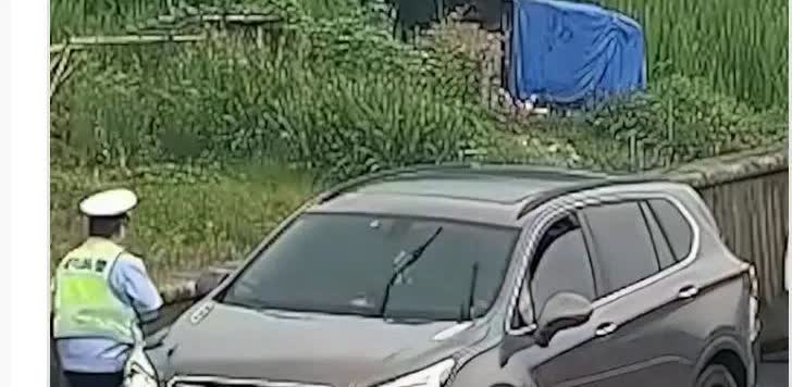近日，杭州1女子自驾上高速，突发身体不适，她立即停到应急车位，拨通了求助电话，可