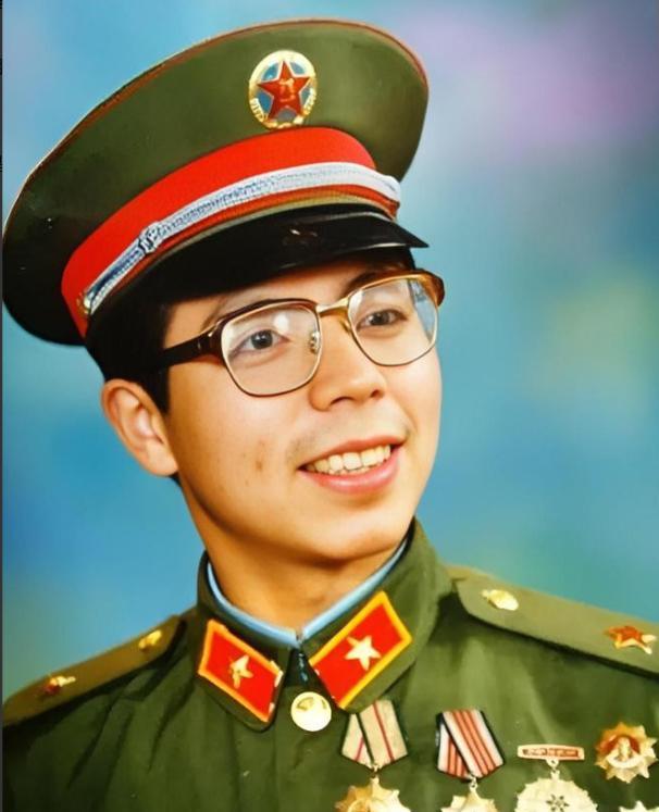 1984年的一天夜晚，在我国边境的一个茂密的丛林中，一名解放军战士失足掉下悬崖，