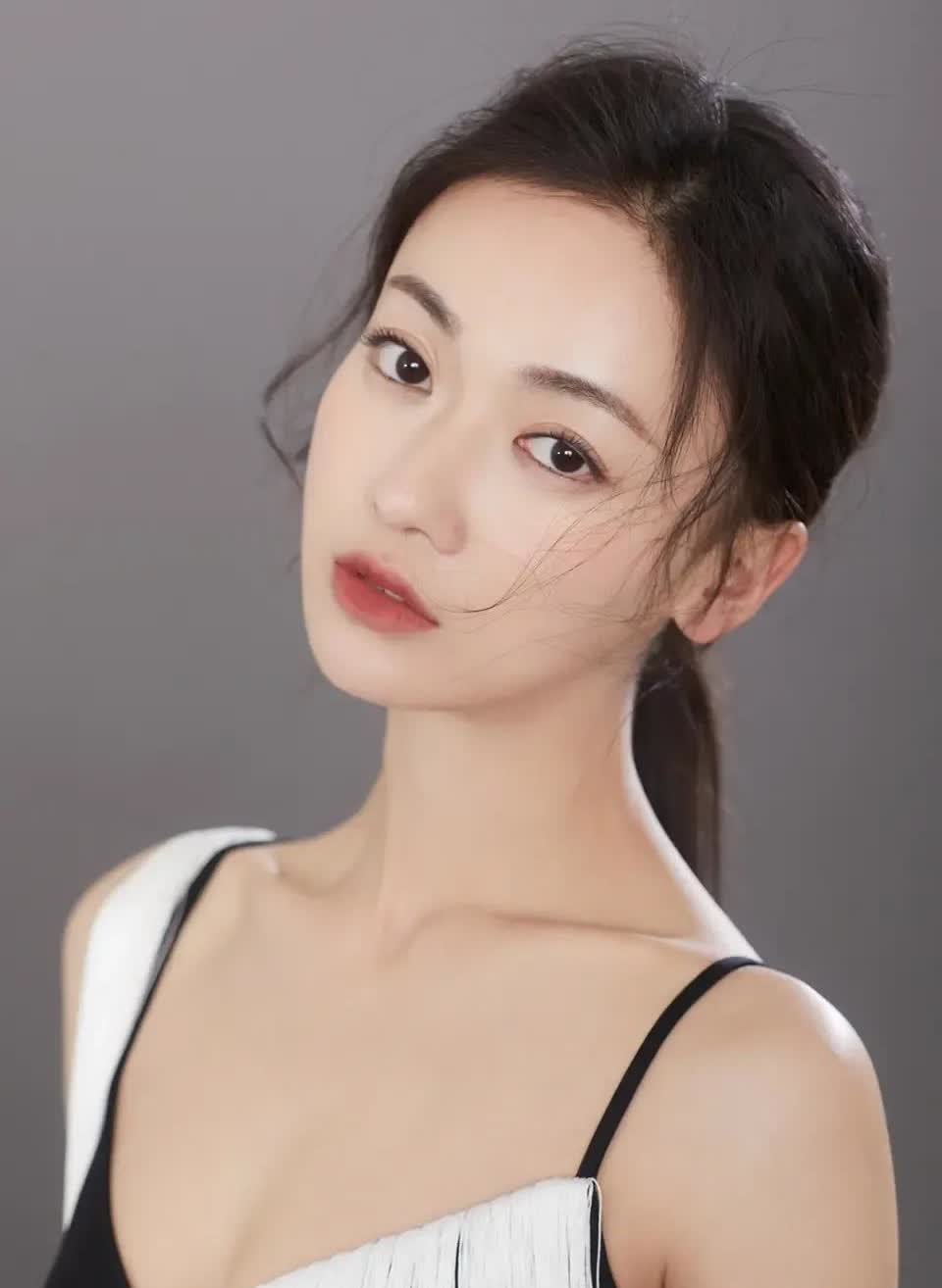 吴谨言的职业轨迹，始终绕不开与欢娱影视及老板于正的关联。在资源依赖度较高的影视行