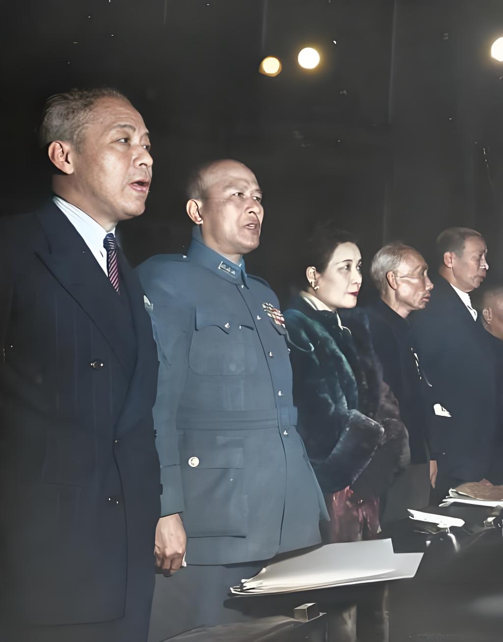 1946年12月南京的制宪会议现场，灯光明晃晃地打下来。宋美龄裹着皮草，姿态优雅