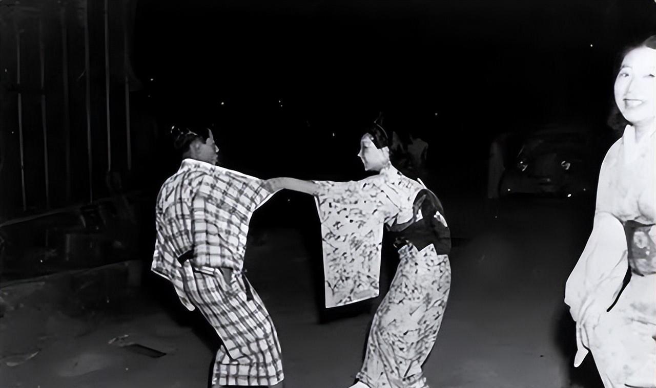日本有一奇葩风俗，名叫“夜爬”，男人们很喜欢，经常在夜里爬来爬去，一旦生下小孩就