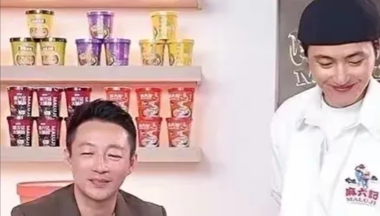 汪小菲开启直播，笑疯子闯到直播间，一句“叫声好听吗”一直刷屏。

也不知道笑疯子
