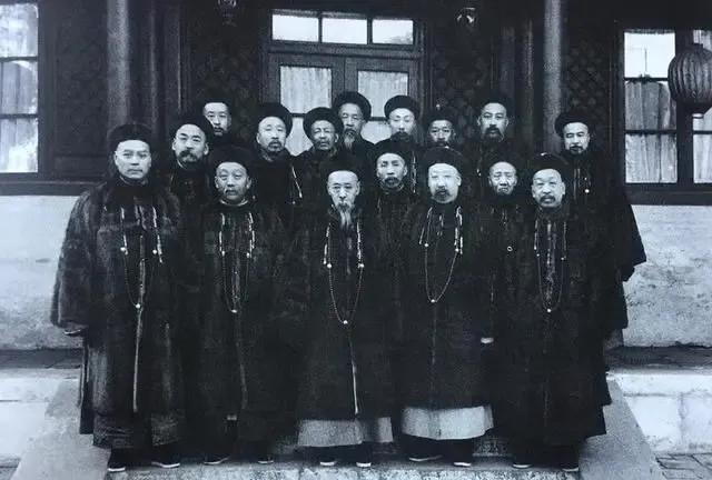 满清真是冥顽不灵，都到这时候了还想着组建皇族内阁，其实在1900年到1908年之