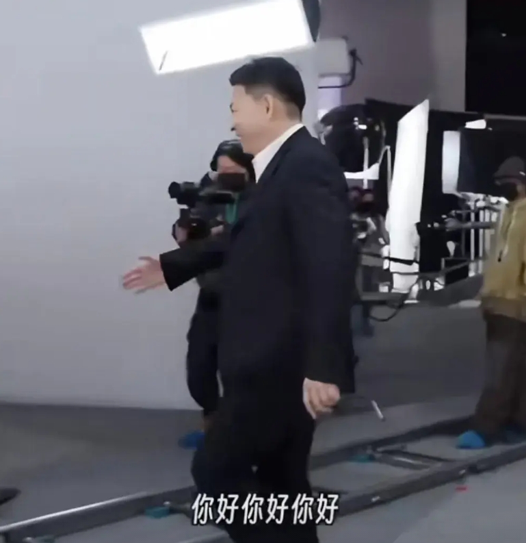 第一次见余大嘴如此“羞涩”，为了见个人特意剪了头换了个新西装。
明明他是甲方爸爸