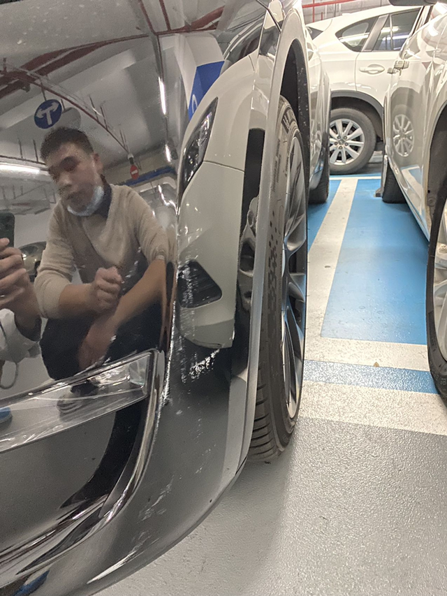 两周不到喜提一血二血
跑了几次商场，都很顺利，正式开车上班，第一天在地库掉头剐蹭