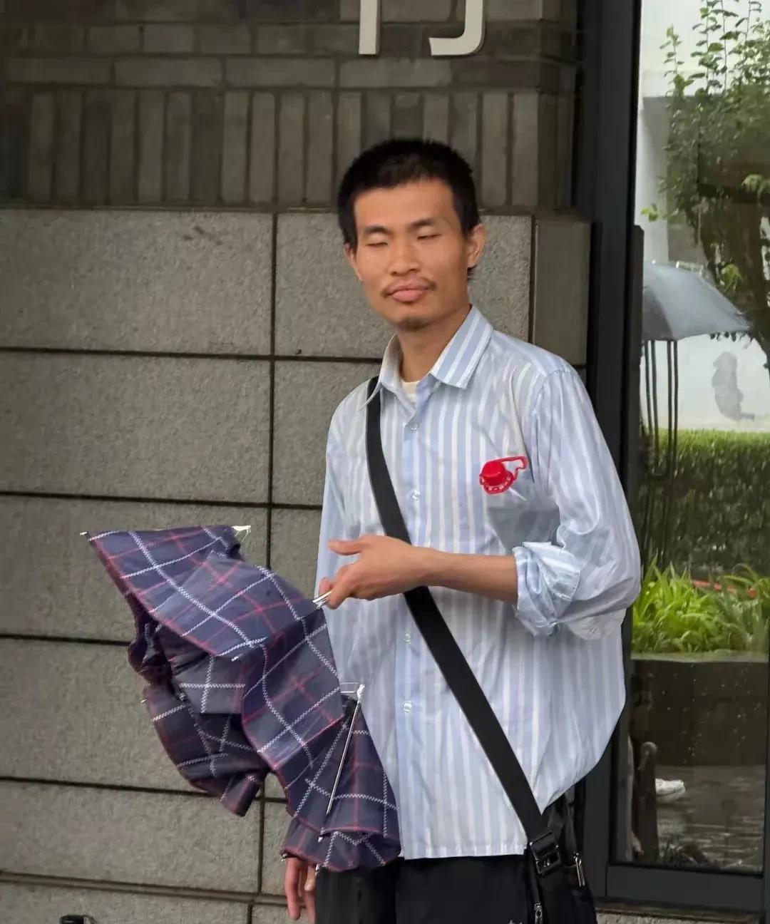 我们无法理解他的世界，他也不可能理解我们这些红尘世俗的人，最好的做法就是，不要再