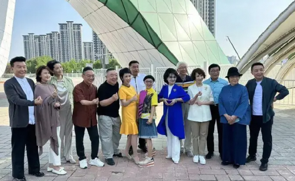 张泽群晒央视主持人大合照 众多名嘴同框超震撼
