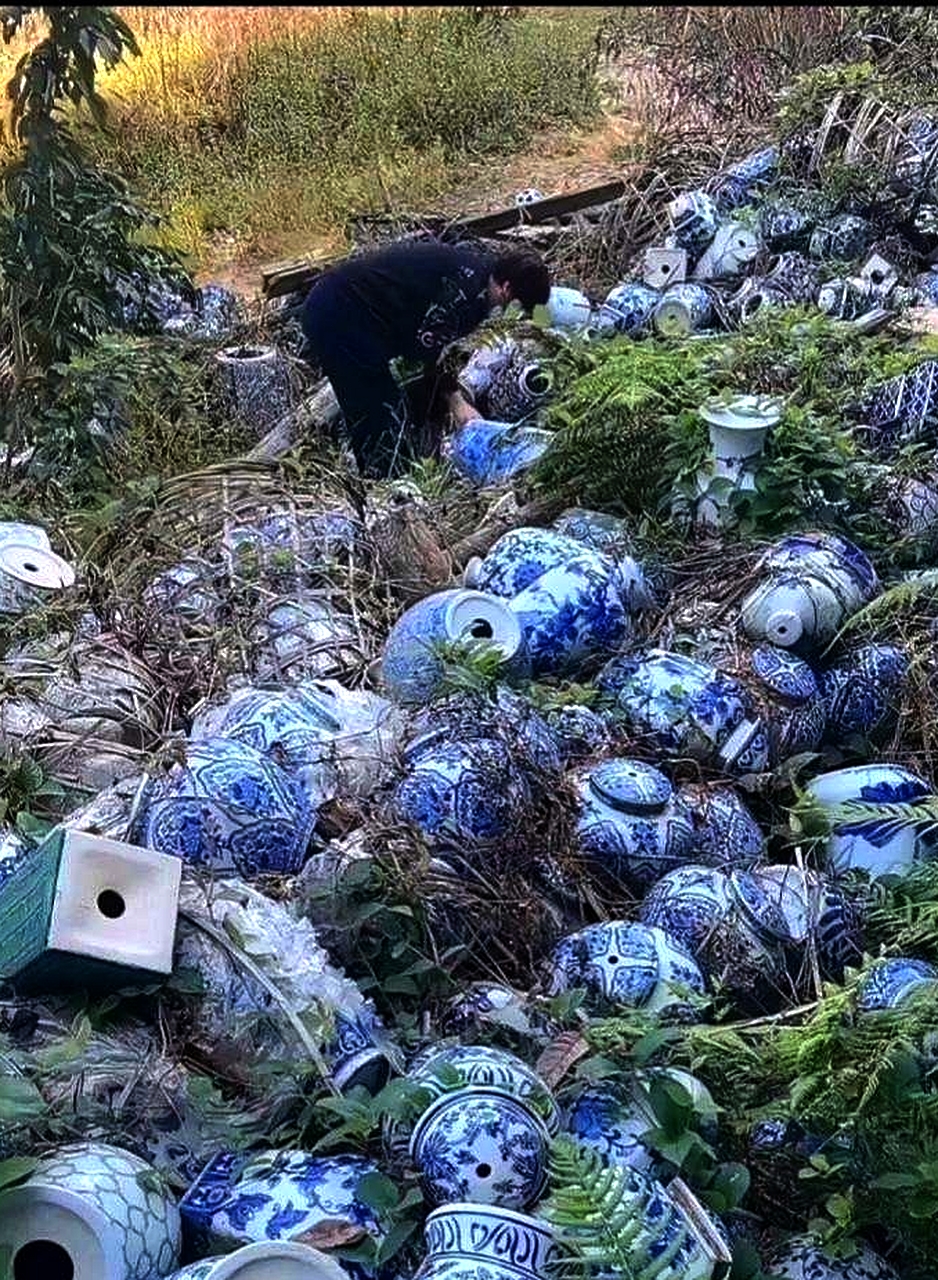 山上发现好多瓷花瓶，但为什么每个花瓶的底部都被开了一个洞？
