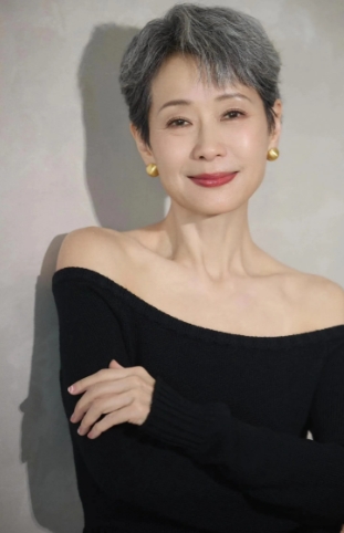 61岁叶童，白发也迷人

61岁的叶童，满头白发竟然如此耐看，气质出众，比叶倩文