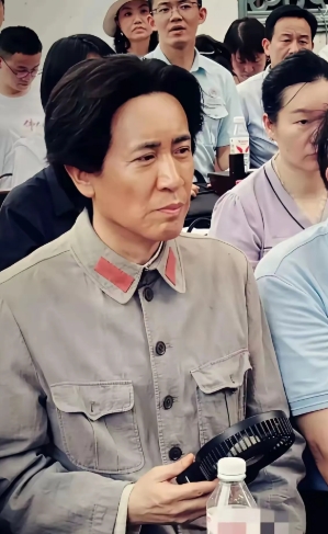 唉，看到图片心里不好受！
于和伟实力派演员演技不错，但是他真的不适合演伟人爷爷，