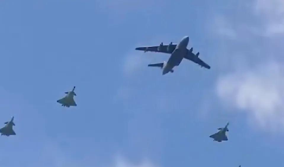 突然发现，以色列的先进装备除了铁穹防空系统，几乎所有先进装备都是靠购买，特别先进