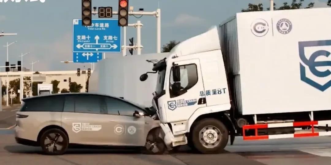 近日，理想汽车播放了一段新车i8与卡车多次撞击的测试视频。视频结果显示i8汽车电