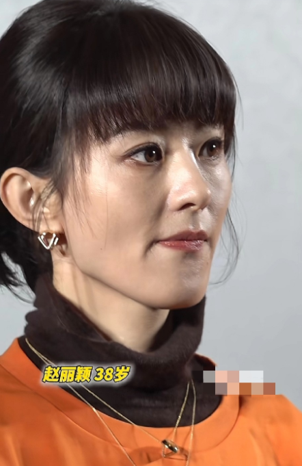 她追求真实。不动脸，不打针，也不再走流量路线，她红毯也不去了，她就专心拍作品。她