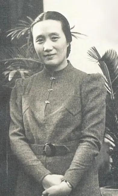 1925年，连生4女的董竹君，为圆丈夫儿子梦，冒死怀第5胎。她肚大肥圆，爱吃辣椒